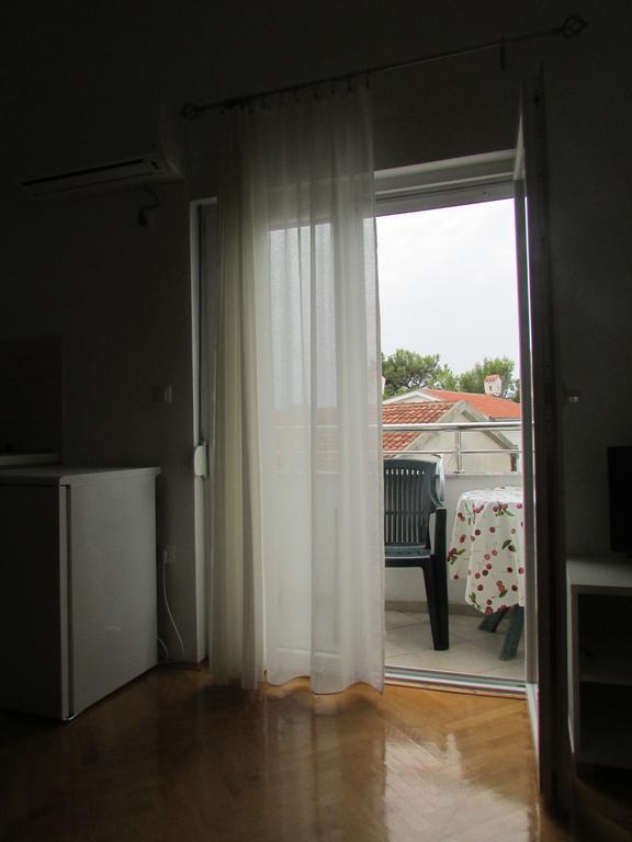 Apartmani I Sobe Grga Starigrad Paklenica Kamer foto
