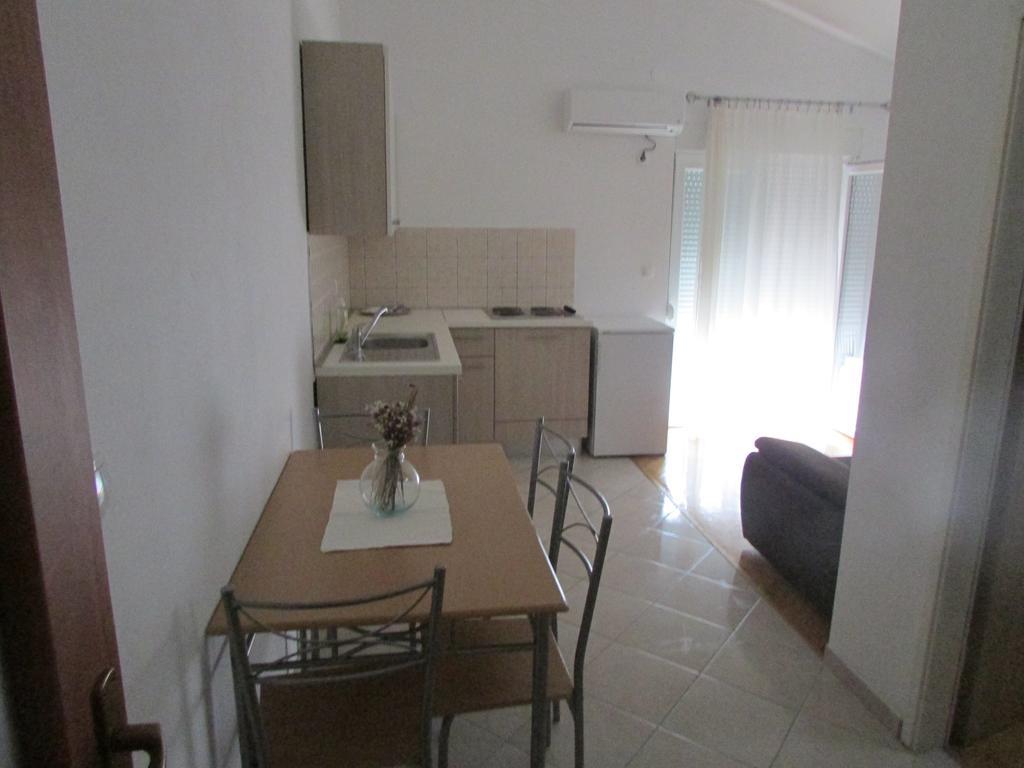 Apartmani I Sobe Grga Starigrad Paklenica Kamer foto