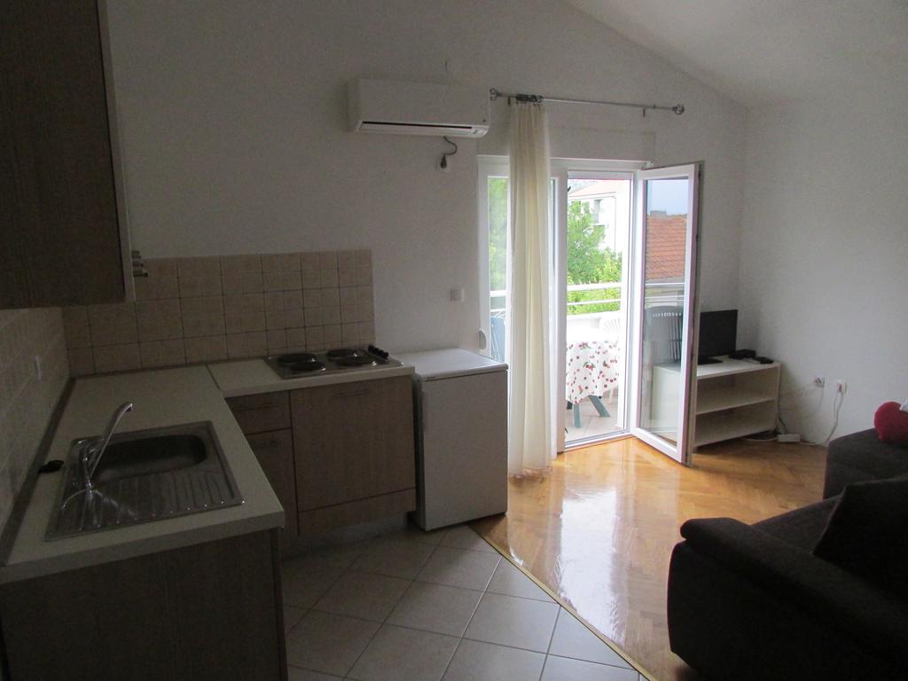 Apartmani I Sobe Grga Starigrad Paklenica Kamer foto