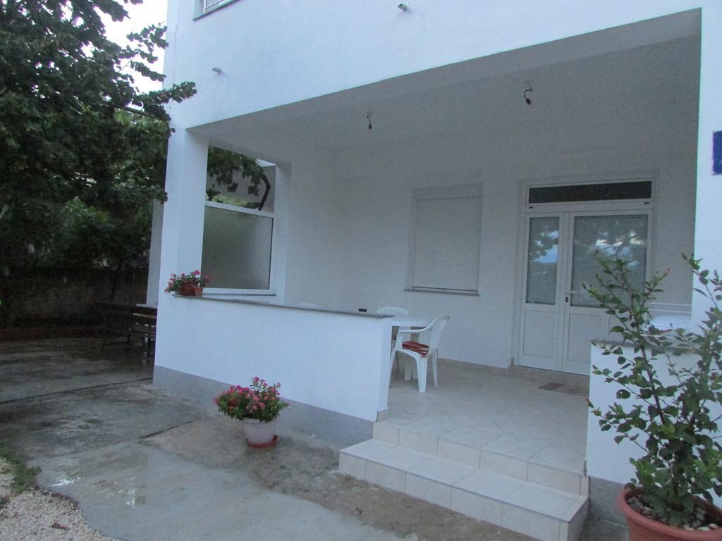 Apartmani I Sobe Grga Starigrad Paklenica Kamer foto
