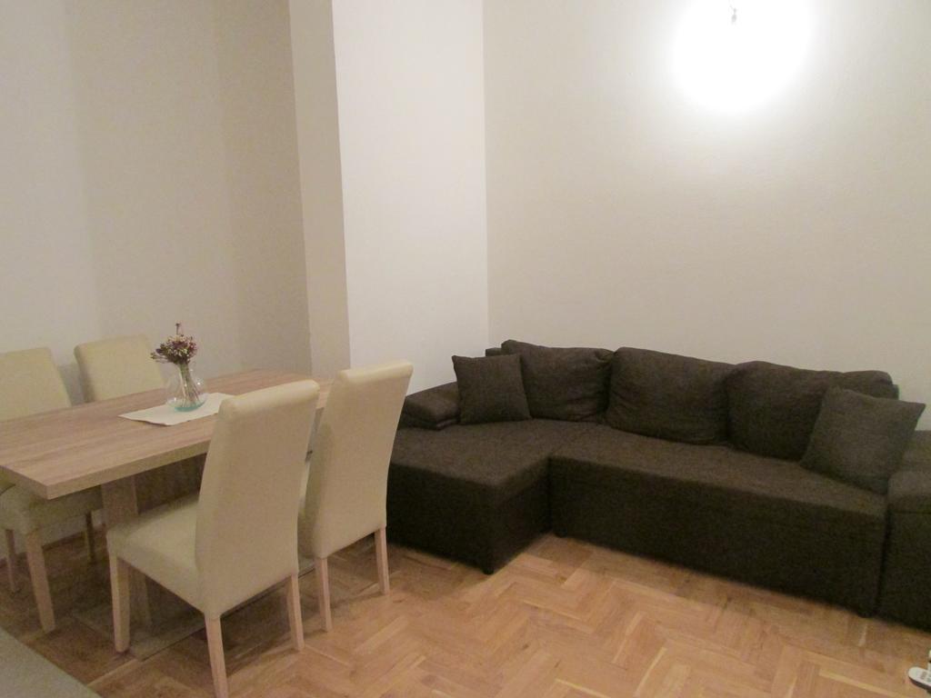 Apartmani I Sobe Grga Starigrad Paklenica Kamer foto